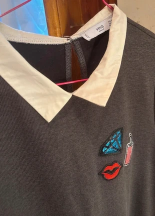 Vestito con colletto bianco e sticker, brand: Mango, condizioni: Ottime, taglia: S / IT 40 / EU 36, €25.00, €26.95 include la Protezione acquisti