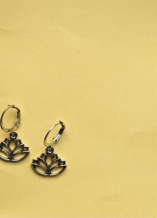 Zilverkleurige lotus oorbellen ● earrings, merk: Vintage, staat: Goed, € 1,50, € 2,28 inclusief Kopersbescherming