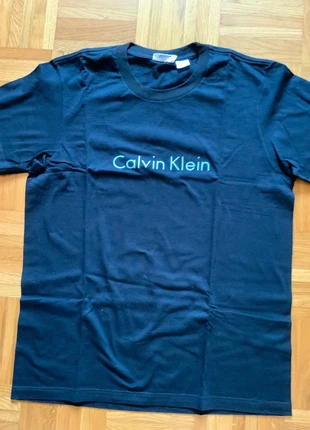 T-shirt nera Calvin Klein con scritta azzurra, marke: Calvin Klein, zustand: Sehr gut, größe: S, 5,00 €, 5,95 € inklusive Vinted-Käuferschutz