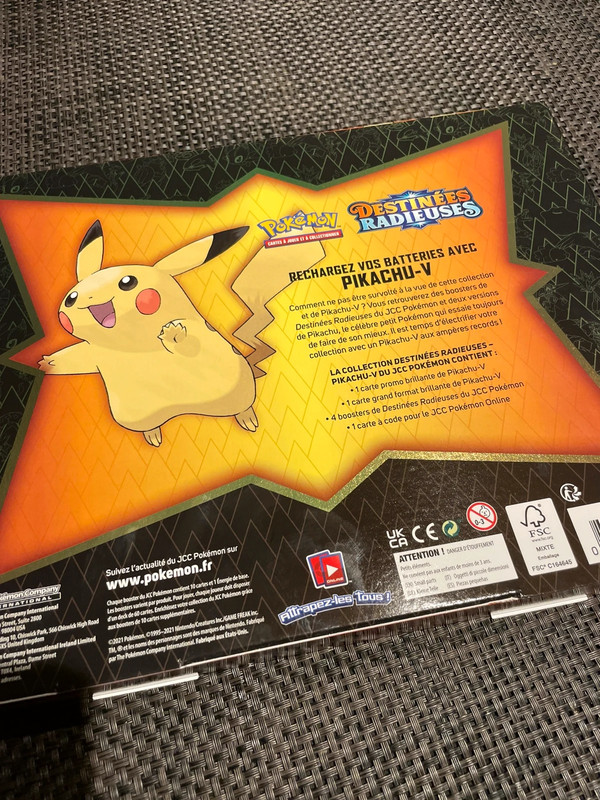 Coffret Pokémon Destinées Radieuses Pikachu-v 4 boosters + Cartes Promo
