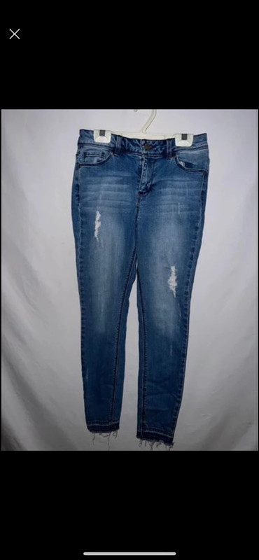 Women’s medium-wash distressed jeans size 3 1