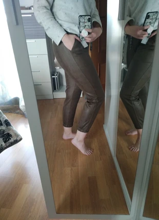 Pantalón marrón efecto polipiel. Comercio local, merk: Local, staat: Nieuw met prijskaartje, maat: Universele maat, € 8,00, € 9,10 inclusief Kopersbescherming