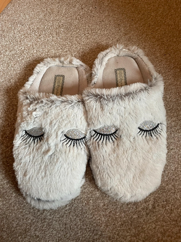 Fluffy discount slippers primark