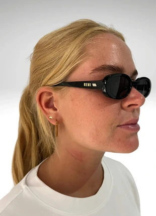 REMI Nova zonnebril – zwart | Y2K oval | trending | met hoes, merk: Remi sunglasses, staat: Nieuw met prijskaartje, € 15,00, € 16,45 inclusief Kopersbescherming