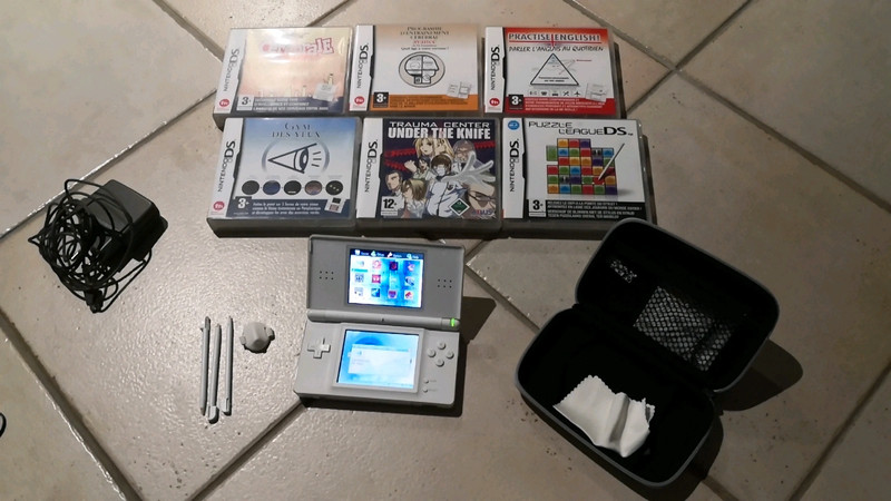 Nintendo DS Light blanche + Carte R4 +6jeux (#lot)