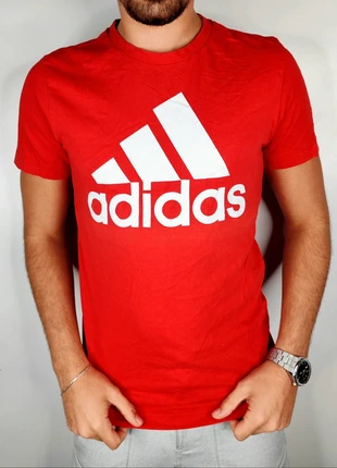 T-shirt print blanc rouge adidas T.XS, marque: adidas, état: Très bon état, taille: XS, 10,00 €, 11,20 € Protection acheteurs (Pro) incluse