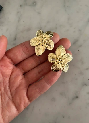 Boucles d’oreilles fleurs d’hibiscus, marque: Le Marché, état: Neuf avec étiquette, 7,00 €, 8,05 € Protection acheteurs incluse