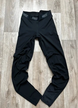 Legging / Collant training / sport Nike noir taille XS logo à l’élastique, marke: Nike, zustand: Sehr gut, größe: XS / 34 / 6, 10,00 €, 11,20 € inklusive Vinted-Käuferschutz