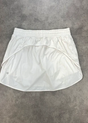 Jupe de sport Lululemon blanche avec sous-short intégré - Taille 10 (42 EU), marque: Lululemon, état: Très bon état, taille: XL / 42 / 14, 18,50 €, 20,13 € Protection acheteurs (Pro) incluse