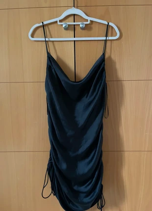 Vestido corto satinado drapeado negro talla XL de Zara, brand: Zara, condizioni: Nuovo senza cartellino, taglia: XL / IT 46 / EU 42, €16.00, €17.50 include la Protezione acquisti