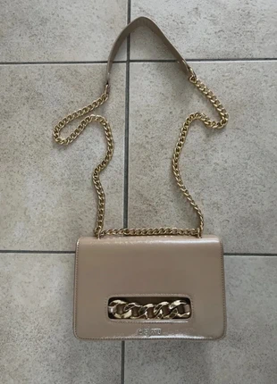 Dejavu beige schoudertas met goudkleurige ketting, marque: deja vu, état: Très bon état, 12,50 €, 13,83 € Protection acheteurs incluse