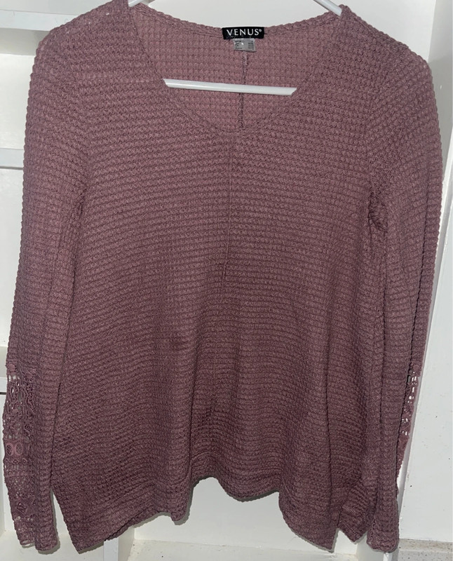Venus size small, light pullover GUC , may have minor marks , pretty sleeves 1