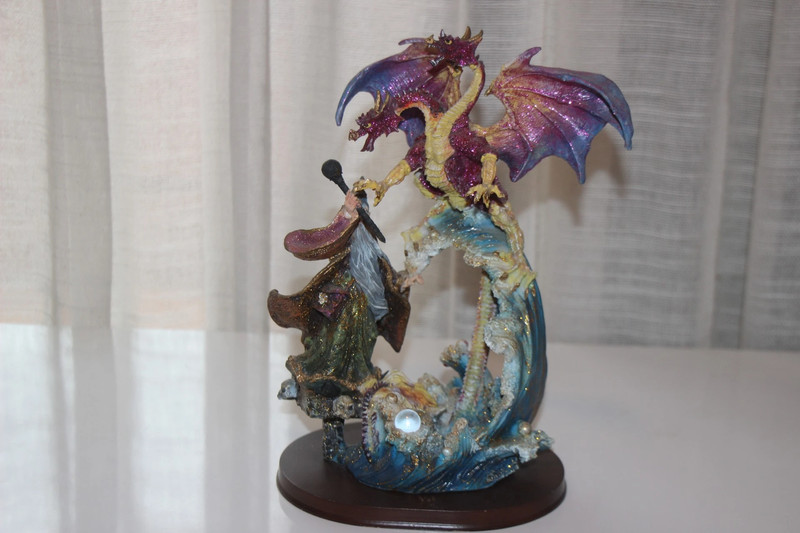 Statuetta soggetto fantasy – Mago contro drago 1
