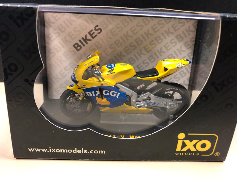 Miniature moto GP ixo 1/24 Honda RC 211 V Biaggi 2004