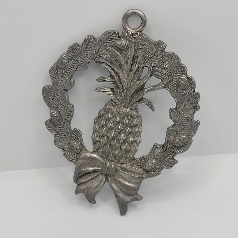 Vintage 1988 Seagull Pewter Christmas Wreath Pineapple Pinecone Canada Ornament 1