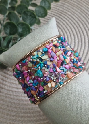 Prachtige elegante & stijlvolle goudkleurige armband/ cuff met meerkleurige steentjes en glitters, état: Très bon état, 12,99 €, 14,34 € Protection acheteurs (Pro) incluse