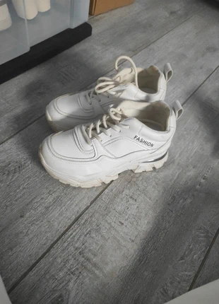 Witte sneakers, marque: Primark, état: Bon état, taille: 37, 4,00 €, 4,90 € Protection acheteurs incluse