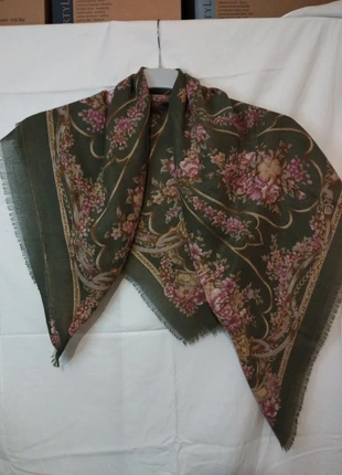 Foulard carré, fond vert, motif fleurs, zustand: Gut, 8,00 €, 9,10 € inklusive Vinted-Käuferschutz