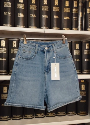 Bermuda de jean, merk: miss siler, staat: Nieuw met prijskaartje, maat: S / 36 / 8, € 13,00, € 14,35 inclusief Kopersbescherming