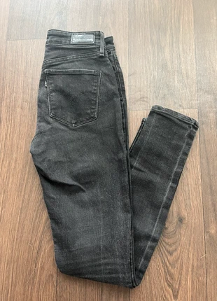 Jean skinny noir Levi’s femme taille S, marque: Levi's, état: Neuf avec étiquette, taille: S / 36 / 8, 30,00 €, 32,20 € Protection acheteurs incluse