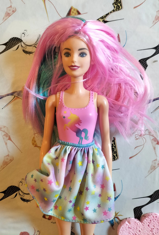 Barbie Color Reveal Serie 1 Parrucca Rosa e Blu Maglietta Unicorno Bambola