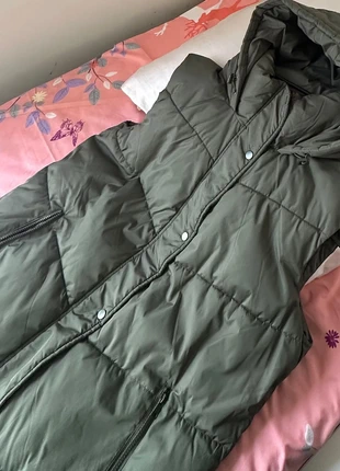 doudoune longue sans manches kaki à capuche avec poches zippées, marque: Primark, état: Très bon état, taille: M / 38 / 10, 10,00 €, 11,20 € Protection acheteurs incluse