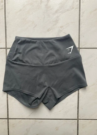 Short Gymshark taille XS couleur gris, marke: Gymshark, zustand: Sehr gut, größe: XS / 34 / 6, 14,00 €, 15,40 € beinhaltet Vinted-Käuferschutz Pro