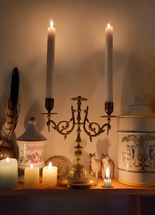 Le charme d'un chandelier ancien et très ouvragé, marque: Laiton ancien, état: Très bon état, 16,00 €, 17,50 € Protection acheteurs incluse