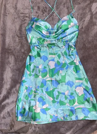 Robe dos nu en satin, marke: NA-KD, zustand: Neu, größe: S / 36 / 8, 22,00 €, 23,80 € inklusive Vinted-Käuferschutz