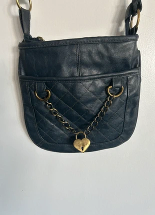 Vintage Navy Crossbody Bag with Heart Lock Charm & Chain, marque: Awear, état: Très bon état, 7,00 €, 8,05 € Protection acheteurs incluse