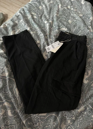 schwarze cargo jeans hose von stradivarius mit etikett petite, merk: Stradivarius, staat: Nieuw met prijskaartje, maat: XXS / 32 / 4, € 7,00, € 8,05 inclusief Kopersbescherming
