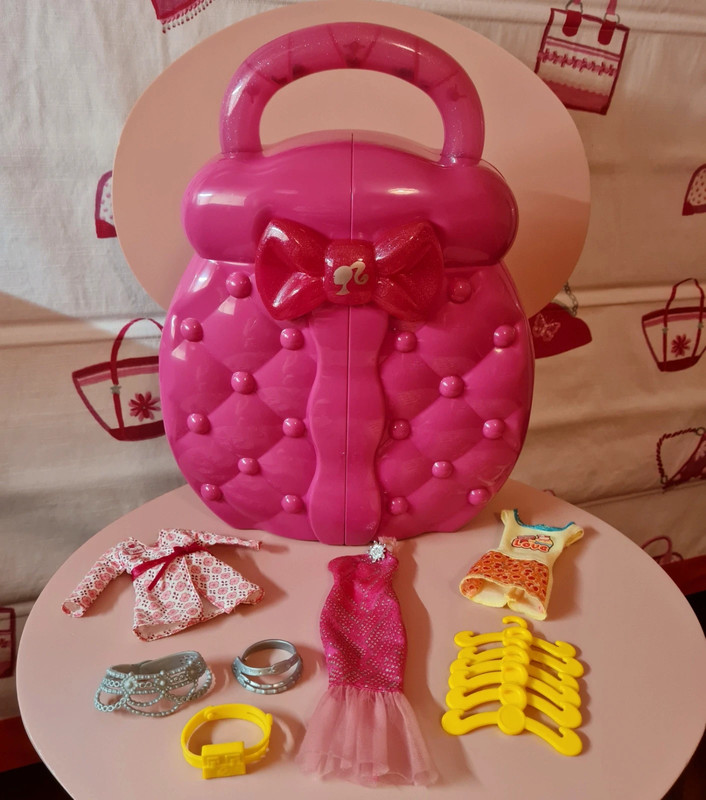 Barbie Armadio (guardaroba) portatile con specchio a due ante e 12  accessori (abiti/cinte/grucce)