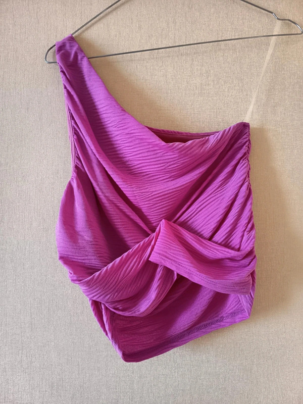 Crop top. Une seule bretelle. Marque lelis (937)