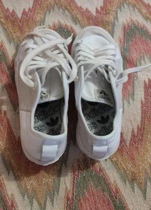 Chaussures basket adidas très bon état Taille36.5, brand: adidas, condizioni: Ottime, taglia: 36.5, €15.00, €16.45 include la Protezione acquisti