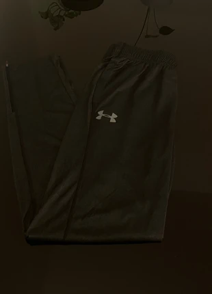 Jogging Under Armour M gris foncé, merk: Under Armour, staat: Heel goed, maat: M, € 19,90, € 21,60 inclusief Kopersbescherming