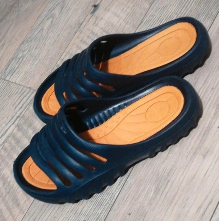 Ciabatte bambino numero 33 arancioni e blu come nuove Ciabatte bambino numero 33 arancioni e blu come nuove
