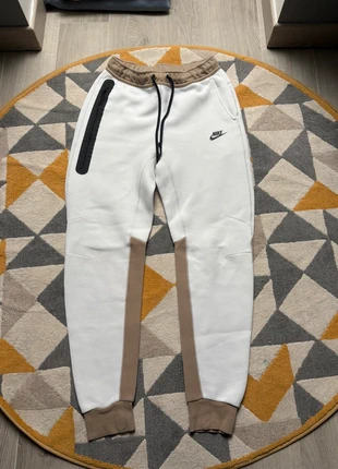 Jogging Nike Tech – Blanc & Beige – Taille S, marque: Nike, état: Bon état, taille: S, 34,90 €, 37,35 € Protection acheteurs (Pro) incluse