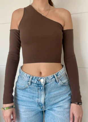 Top moderno manga larga asimétrico hombros descubiertos marrón chocolate, marca: Stradivarius, estado: Muy bueno, tamaño: M / 38 / 10, 5,00 €, 5,95 € Protección al comprador incluida