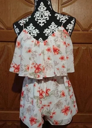 Combishort bohème à motif de fleurs d'été Forever 21, brand: Forever 21, condizioni: Nuovo senza cartellino, taglia: S / IT 40 / EU 36, €20.00, €21.70 include la Protezione acquisti