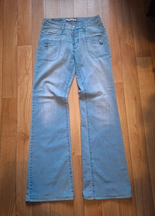 Jean évasé patte def taille 34 36, marke: y2k, zustand: Sehr gut, größe: XS / 34 / 6, 10,00 €, 11,20 € inklusive Vinted-Käuferschutz