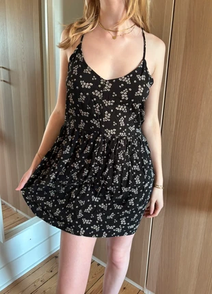 Petite robe noire à fleurs blanches, marque: Fashion, état: Bon état, taille: S / 36 / 8, 5,00 €, 5,95 € Protection acheteurs incluse