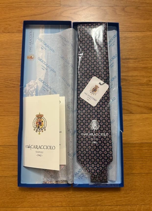 Cravatta uomo classica blu fantasia 100% seta A. Caracciolo, nuova con etichetta e scatola originale, merk: Caracciolo, staat: Nieuw met prijskaartje, € 36,99, € 39,54 inclusief Kopersbescherming