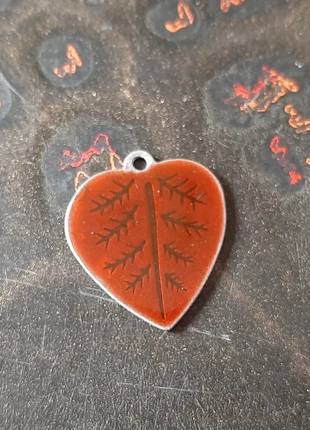 Ciondolo in metallo a forma di cuore/foglia rosso, état: Très bon état, 1,50 €, 2,28 € Protection acheteurs incluse