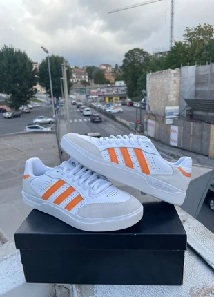 Adidas tyshawn, merk: adidas, staat: Nieuw met prijskaartje, maat: 39.5, € 55,00, € 58,45 inclusief Kopersbescherming Pro