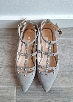 Sabrinas com tachas e pérolas, marca: Primark, estado: Bom, tamanho: 39, €3.50, €4.38 inclui Proteção do Comprador