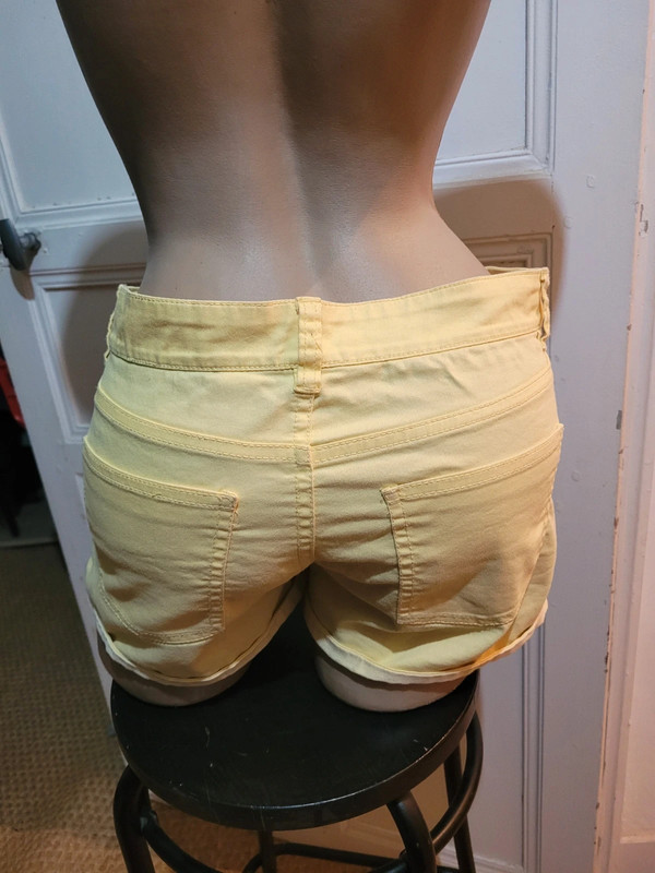 Short jaune, divided 2