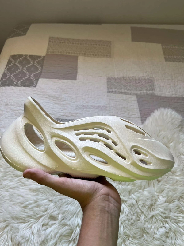Paire de Adidas Yeezy Foam Runner Sand en 43 Vinted