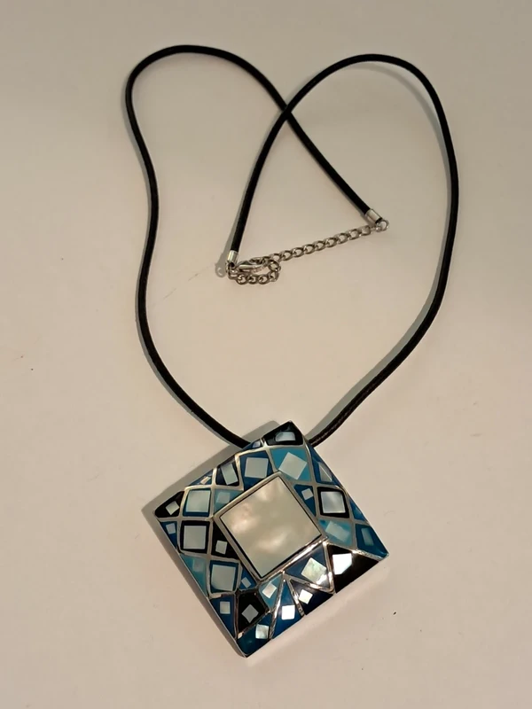 Grand pendentif en métal émail et nacre sur cordon - photo numéro 2