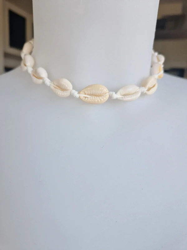 Collier fantaisie cordon et coquillage blanc