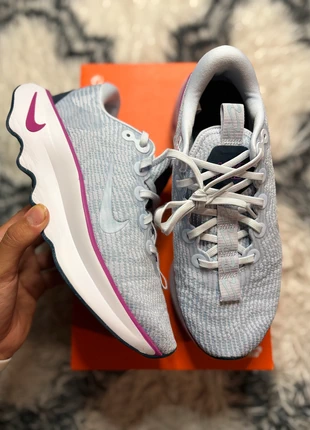 Nike WMNS Motiva Football Grey 40.5 – Neuve avec Boîte Ultra Confort, brand: Nike, condition: New with tags, size: 40.5, €60.00, €63.70 includes Buyer Protection